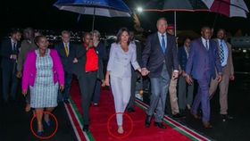 Greșeala vestimentară făcută de Carmen Iohannis! De cum a pus piciorul pe pământ african, stiliștii au luat-o în vizor